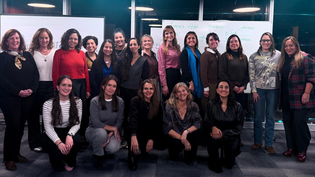 Grupo de participantes tras el capítulo de beneficios tributarios