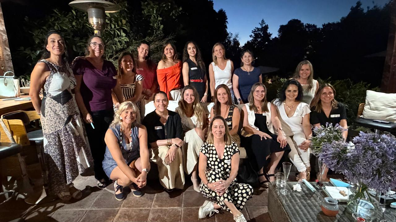 Grupo de mujeres en la terraza al cierre de un capítulo
