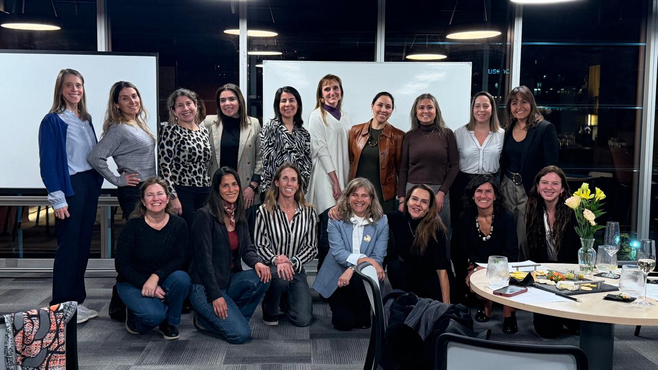 Foto grupal de asistentes frente a las pizarras del taller