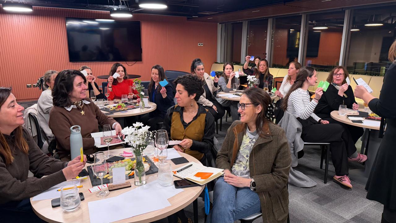 Actividad participativa con tarjetas de colores durante el encuentro